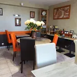 酒店 Logis Les Confins Du Perche 于讷河畔索镇