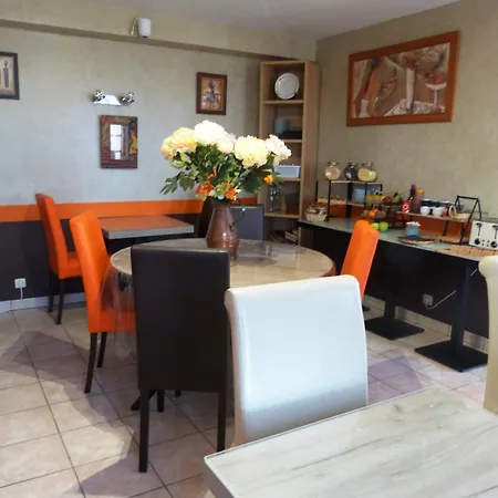 酒店 Logis Les Confins Du Perche 于讷河畔索镇