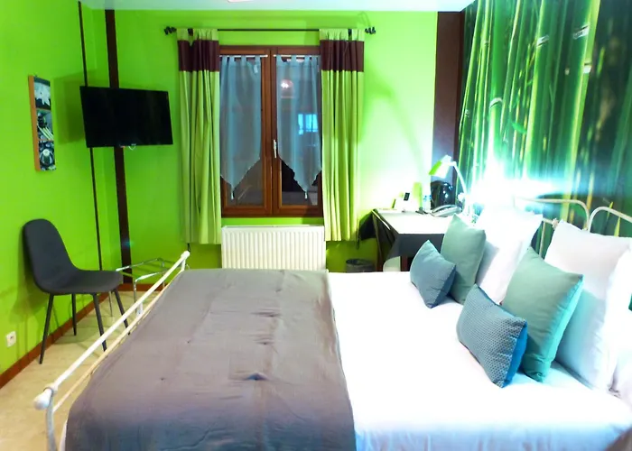 Logis Les Confins Du Perche Отель