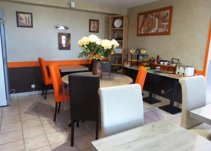 Hotel Logis Les Confins Du Perche Sceaux-sur-Huisne