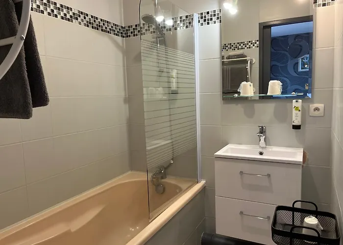 Logis Les Confins Du Perche Hotel 2*